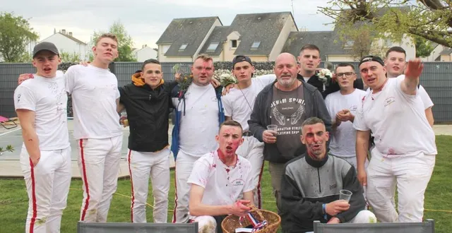 photo  chez emmanuel dubuisson, qui autrefois a porté le costume de judas et a été lancier.  &copy;  le maine libre 