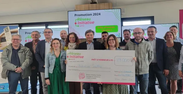 photo  les bénéficiaires des prêts entourant hervé roncière, denys wissler et virginie pineau.  &copy;  le maine libre 