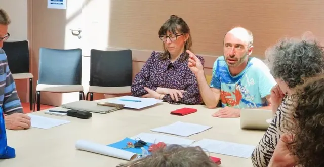 photo  jérôme côme, auteur et comédien, accompagné de la costumière jelena lucic, trace les grandes lignes de ce spectacle autour de la libération de vibraye en 1944.  &copy;  ouest-france 