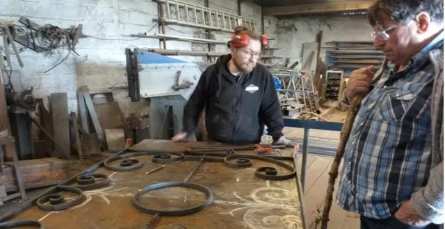 photo  julien gadois, à gauche, devant une de ses créations. il ouvrira une nouvelle fois son atelier aux visiteurs le dimanche 27 avril.  &copy;  ouest-france 