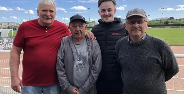 photo  didier houée, jacky dupas et jeanot torcherie, des bénévoles de longue date du tournoi de pâques, accompagnés du président du vsf football, axel leduc.  &copy;  le maine libre 