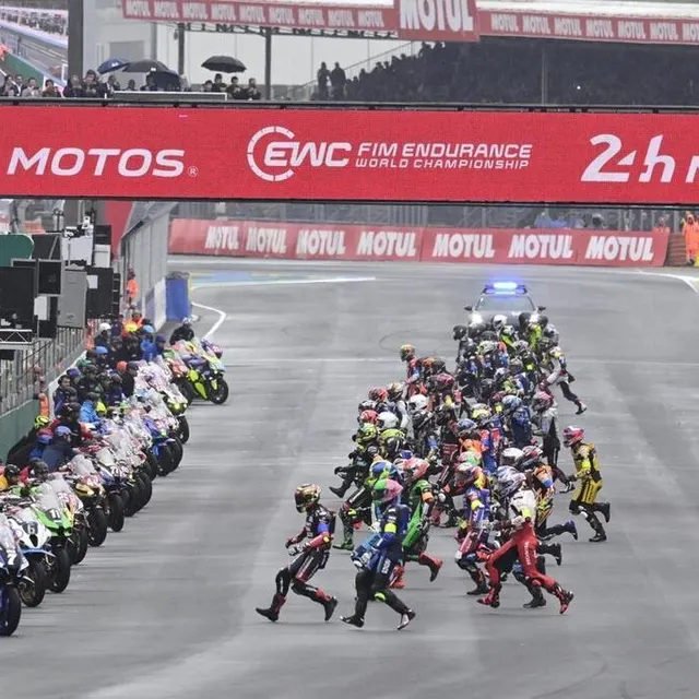 photo mathieu kassovitz a donné le départ des 24 heures motos 2025, samedi 19 avril.  ©  vincent michel / ouest-france