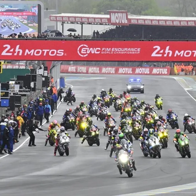 photo les 53 motos engagées aux 24 heures motos, avec, en tête, la yamaha n°7 du yart.  ©  vincent michel / ouest-france