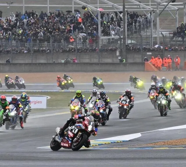 photo la pluie s’est invitée pour le départ des 24 heures motos 2025.  ©  vincent michel / ouest-france