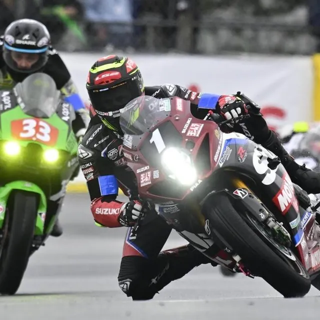 photo comme la yamaha n°7, la suzuki n°1 a subi les conditions pluvieuses et a chuté en début de course.  ©  vincent michel / ouest-france