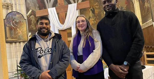 photo  kenny, céline et ghislain lors de la séance de répétition à quelques heures de leur baptême dans l’église notre-dame à sablé-sur-sarthe, samedi 19 avril 2025.  &copy;  ouest-france 