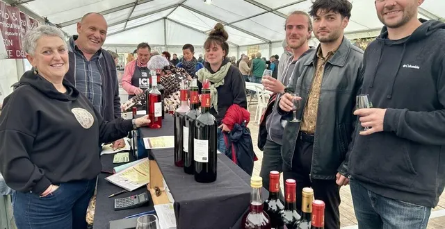 photo  fabienne et fabrice (à gauche), de la maison labruyère-rigal, viennent chaque année faire déguster leur vin de cahors au festival de la gastronomie de saint-léonard-des-bois.  &copy;  le maine libre 