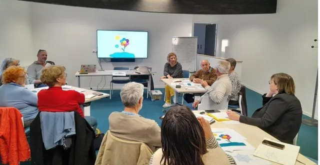 photo  aurélien couedic (animateur à la fédération des centres sociaux du 49 et du 53) et claire quignon beghin (chargée de coopération au centre socioculturel des coteaux du layon), ont présenté les deux soirées.  &copy;  co 