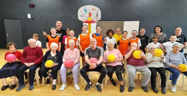 photo  les résidents de l’ehpad, ici en compagnie des jeunes basketteurs du layon basket-club de thouarcé et des accompagnateurs.  &copy;  co 