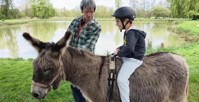 photo  les enfants étaient les plus heureux de profiter des balades à dos d’âne.  &copy;  le maine libre 