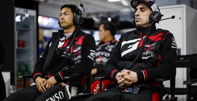 photo  sébastien buemi, à droite, est fidèle à toyota depuis 2012 et a remporté quatre fois le mans avec le constructeur japonais.  &copy;  dppi 