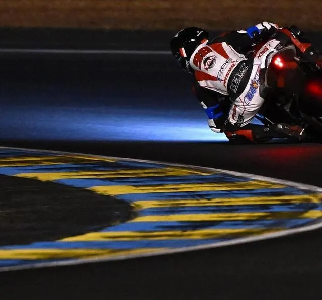 photo les pilotes des 24 heures motos 2025 ont dû rester vigilants toute la nuit, avec une piste mouillée et des conditions météo difficiles.  ©  jérôme fouquet/ouest-france