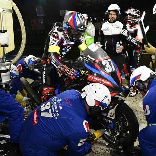 photo en tête au début des 24 heures motos 2025, la bmw n°37 du team motorrad world endurance a lâché un peu de terrain mais reste sur le podium provisoire.  ©  vincent michel / ouest-france