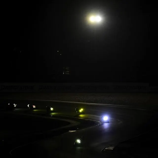 photo les phares de motos dans la nuit, sur le circuit bugatti du mans.  ©  vincent michel / ouest-france