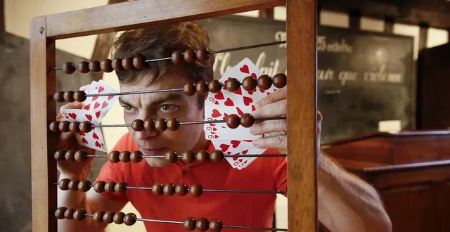 photo  scorpène avec son spectacle entre théâtre, magie de proximité et mentalisme.  &copy;  arnaud bertereau agence mona. 