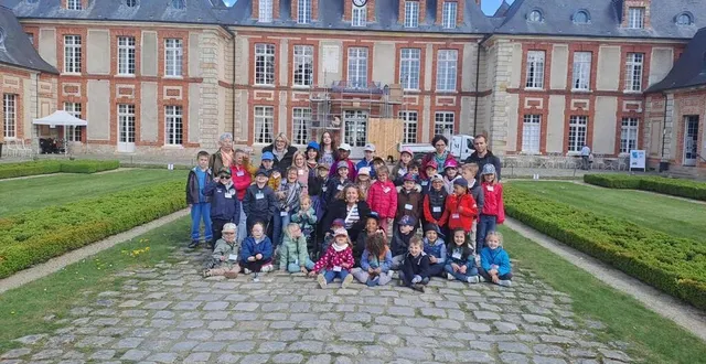 photo  enfants et animateurs devant le château de breteuil.  &copy;  photo fournie par le centre de loisirs 