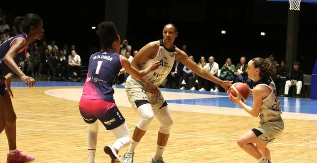 photo  cassandra vêtu campos (à droite) et les sienness ont signé un match xxl à voiron, pour se qualifier dans le dernier carré.  &copy;  douley nathalie 