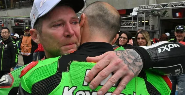 photo  la tristesse de grégory leblanc, malheureux pilote de la kawasaki n°11, qui échoue à la deuxième place des 24 heures motos 2025.  &copy;  jérôme fouquet / ouest-france 
