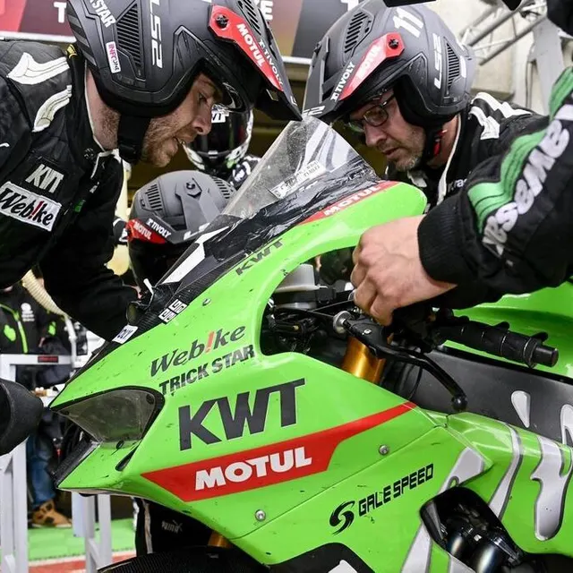 photo longtemps en tête de ces 24 heures motos 2025, la kawasaki n°11 du team kawasaki webike trickstar a dû rentrer aux stands et abandonner la première place en fin de course après une chute de ramon ramos.  ©  vincent michel / ouest-france