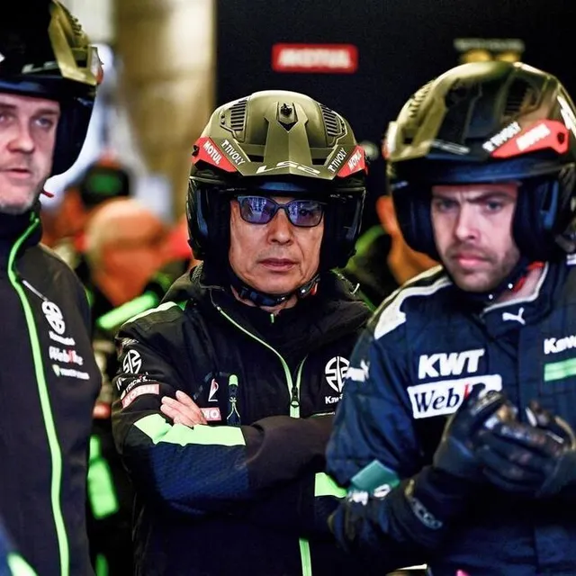 photo visage fermé pour tsuruta ryuji. le team manager du kawasaki webike trickstar ne remportera pas les 24 heures motos cette fois.  ©  vincent michel / ouest-france