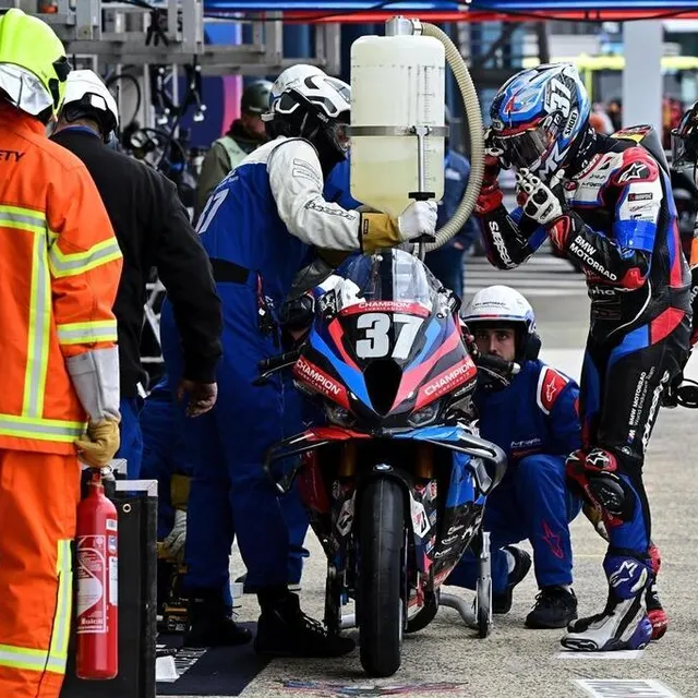 photo la bmw n°37 a mené une lutte intense pour le podium avec la bmw n°6.  ©  vincent michel / ouest-france