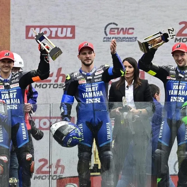 photo l’équipage victorieux de la yamaha n°7 : jason o’halloran, karel hanika et marvin fritz.  ©  vincent michel / ouest-france