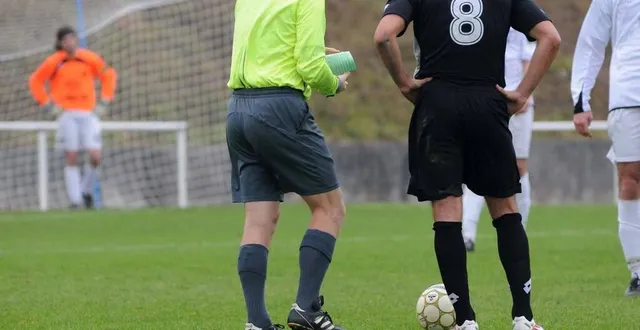 photo  ce week-end, la plupart des matches normands de niveau régional et district ont débuté avec un quart d’heure de retard, à la suite d’une action de l’union nationale des arbitres de football (unaf) en normandie.  &copy;  photo d’illustration, archives ouest-france 