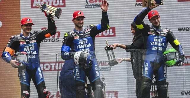 photo  jason o’halloran, karel hanika et marvin fritz, le trio du yart vainqueur des 24 heures motos 2025.  &copy;  le maine libre - denis lambert 