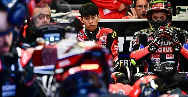 photo  cocoro atsumi (au centre) fait grise mine, alors que la moto pilotée par gregg black (à droite) est aux soins des mécanos du yoshimura sert motul.  &copy;  vincent michel / ouest-france 