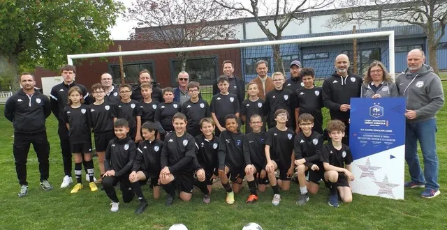 photo  la remise du label espoir fff a fait l’objet d’une réception sympathique au stade municipal en présence des partenaires et des joueurs u11 et u13 de l’école de football.  &copy;  co 
