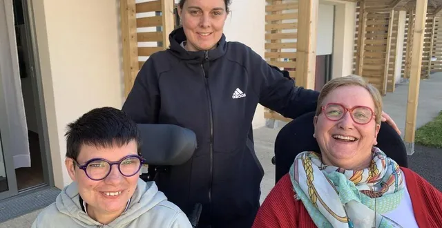 photo  maud poiroux, enseignante en activité physique au sein de l’association handicap anjou, entourée d’amandine et de christelle, résidentes des trois rivières.  &copy;  co 