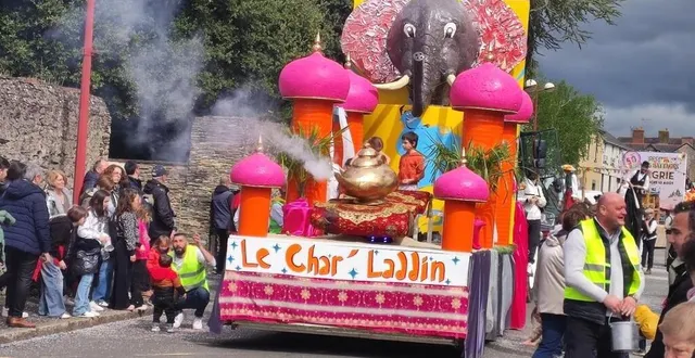 photo  le char habillé par l’association familles rurales était précédé d’un groupe de danse.  &copy;  ouest-france 