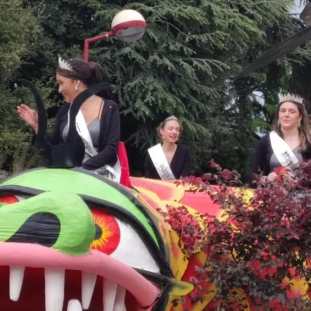 photo les majestés tennessy élisabeth, lisa bouildé et rose vagner sur leur char dragon ont salué le nombreux public présent au 78e carnaval.  ©  ouest-france