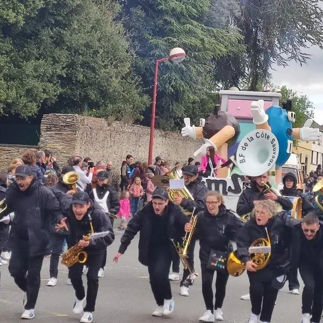 photo la batterie fanfare de la côte sauvage a mis l’ambiance lors du défilé.  ©  ouest-france
