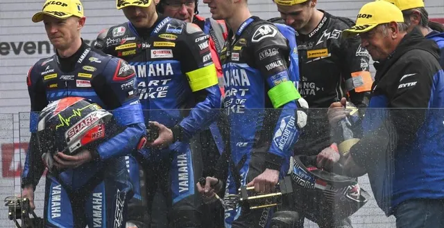 photo  alexy négrier (au centre, brassard vert) décroche un podium en superstock avec la yamaha n° 36.  &copy;  le maine libre - denis lambert 