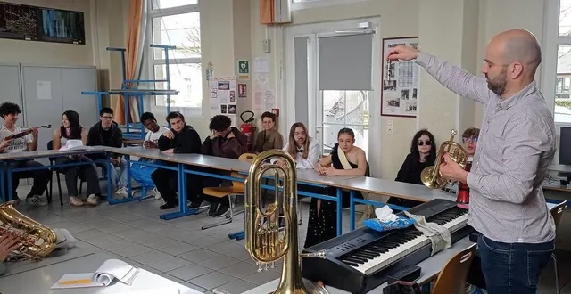 photo  mathieu braud, chef d’orchestre, venu rencontrer les lycéens d’auguste-chevalier pour leur parler de l’opéra et, notamment, leur présenter les différents instruments utilisés.  &copy;  ouest-france 