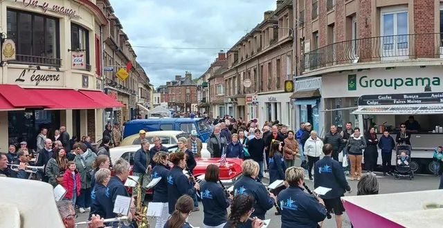 photo  flux continuel de visiteurs, dimanche après-midi, avec une exposition de véhicules anciens qui a fait sensation.  &copy;  ouest-france 