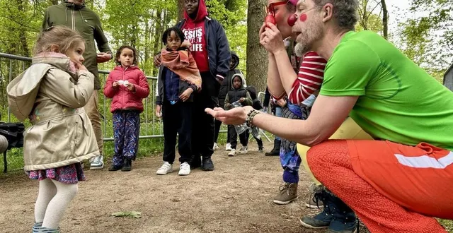 photo  à l’arche de la nature ce dimanche, la petite bérénice, 2 ans et demi, a rempli son panier d’œufs avant d’être interpellée par des clowns.  &copy;  le maine libre 