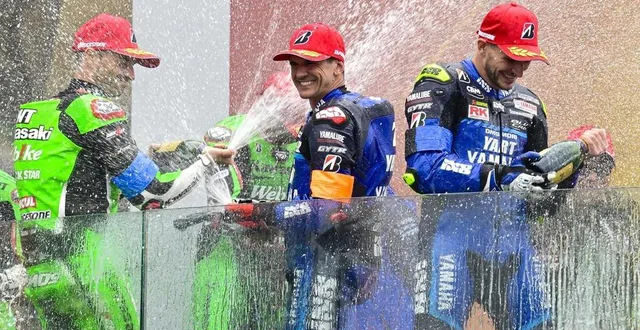 photo  les pilotes kawasaki et yamaha sur le podium de la 48e édition des 24 heures motos.  &copy;  vincent michel / ouest-france 