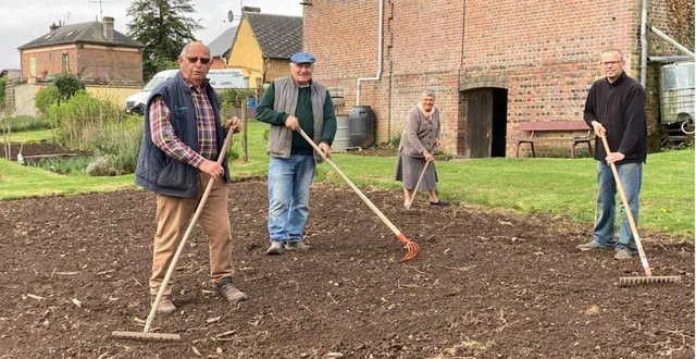 photo  les adhérents ont semé de la jachère fleurie.  &copy;  ouest-france 