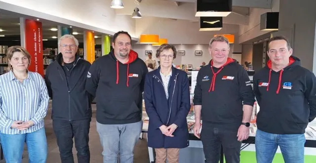 photo  alexandre lemeray, hubert lelièvre, frank geenens, entourés de josette porquet, maire, de jean-pierre anger, adjoint à la culture et de fabienne dupré, bibliothécaire.  &copy;  ouest-france. 