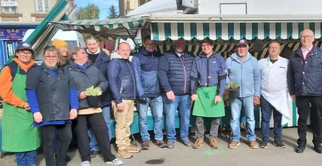 photo  les commerçants réunis sur la place, samedi matin.  &copy;  ouest-france 