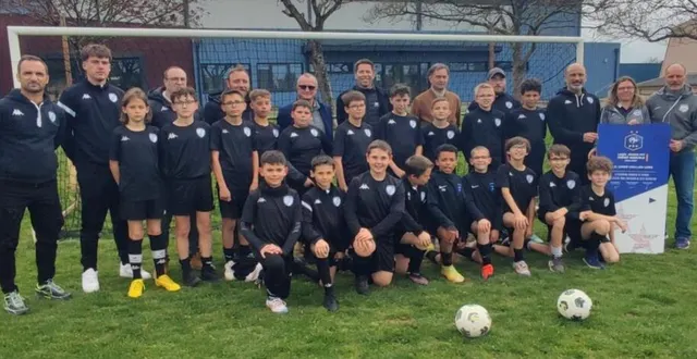 photo  les u13 avec, en arrière-plan, les responsables de l’école de football et, à droite, françois-xavier morille, président du club, les maires de candé et loiré, virginie saulais, jacques hamard, du district du maine-et-loire, venus officialiser la remise du label espoir.  &copy;  ouest-france 