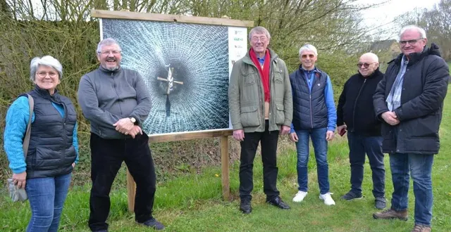 photo  les membres d’a2p 72 ont installé, à proximité du manoir de la cour, vingt-six photos de charles marion.  &copy;  le maine libre 