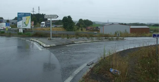 photo  c’est ce rond-point, à proximité de l’autoroute, sur la zone des challands,qui devrait accueillir le bâtiment de 410 m².  &copy;  ouest-france 