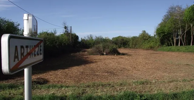 photo  les arthezéens ont découvert un changement surprenant, en sortant du village, direction villaines-sous-malicorne. en effet, en face de la zone humide, le terrain privé qui n’était que ronces et broussailles depuis plusieurs années a été entièrement nettoyé. il n’y a, pour l’heure, aucune prévision de constructions.  &copy;  ouest-france 