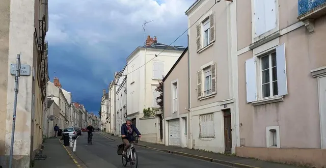 photo  dans sa partie basse, la rue de la chalouère est trop étroite pour que le partage de la chaussée soit fluide et sécurisé entre les vélos, les voitures et les bus.  &copy;  ouest-france 