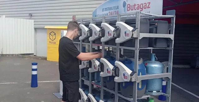 photo  un distributeur automatique de bouteilles de gaz a été installéau super u de fresnay-sur-sarthe.  &copy;  le maine libre 