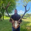 photo benjamin présente les bois d’un grand cerf du massif