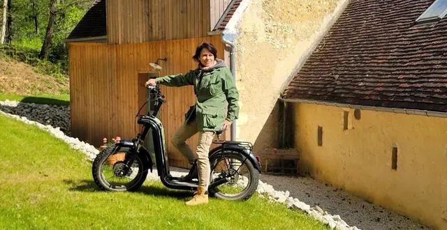 photo  sophie pose sur sa trottinette électrique tout chemin zosh, devant l’entrée du gîte.  &copy;  ouest-france 